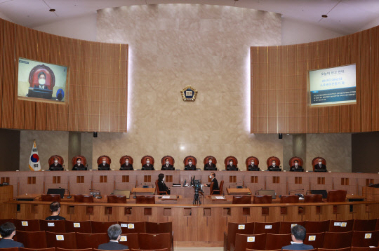 김명수 대법원장과 대법관들이 9일 오후 서울 서초구 서초동 대법원에서 열린 전원합의체 선고를 위해 대법정에 자리하고 있다.   연합뉴스